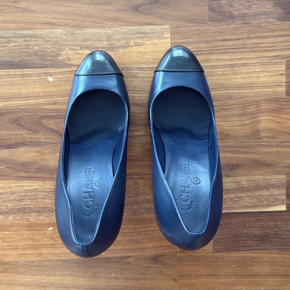 Chanel Blue/Black Leather CC Cap Toe Pumps - Size 40 - Picture 10 of 13